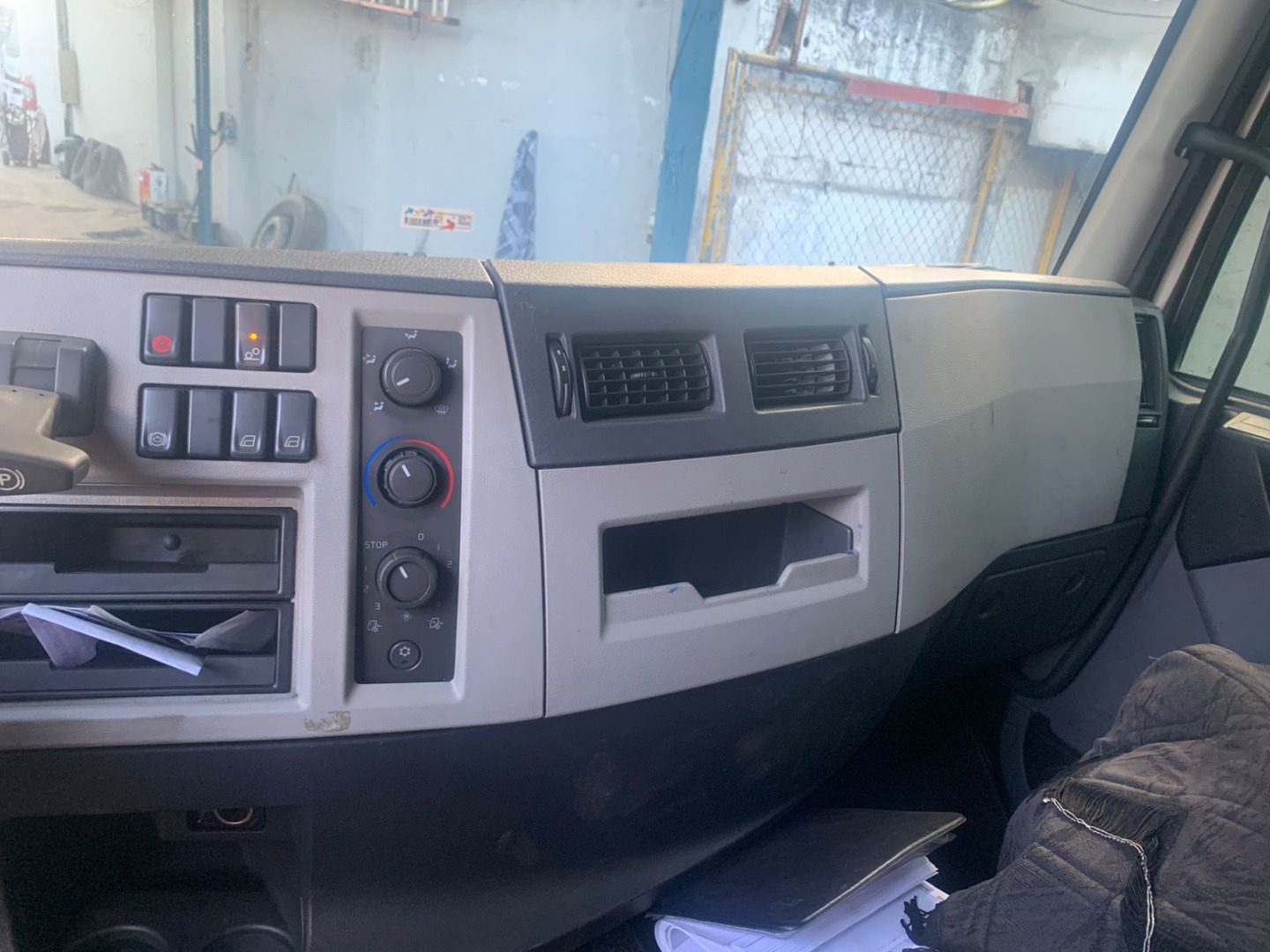 Volvo VM270  CINZA - 2021/2021 - foto 8