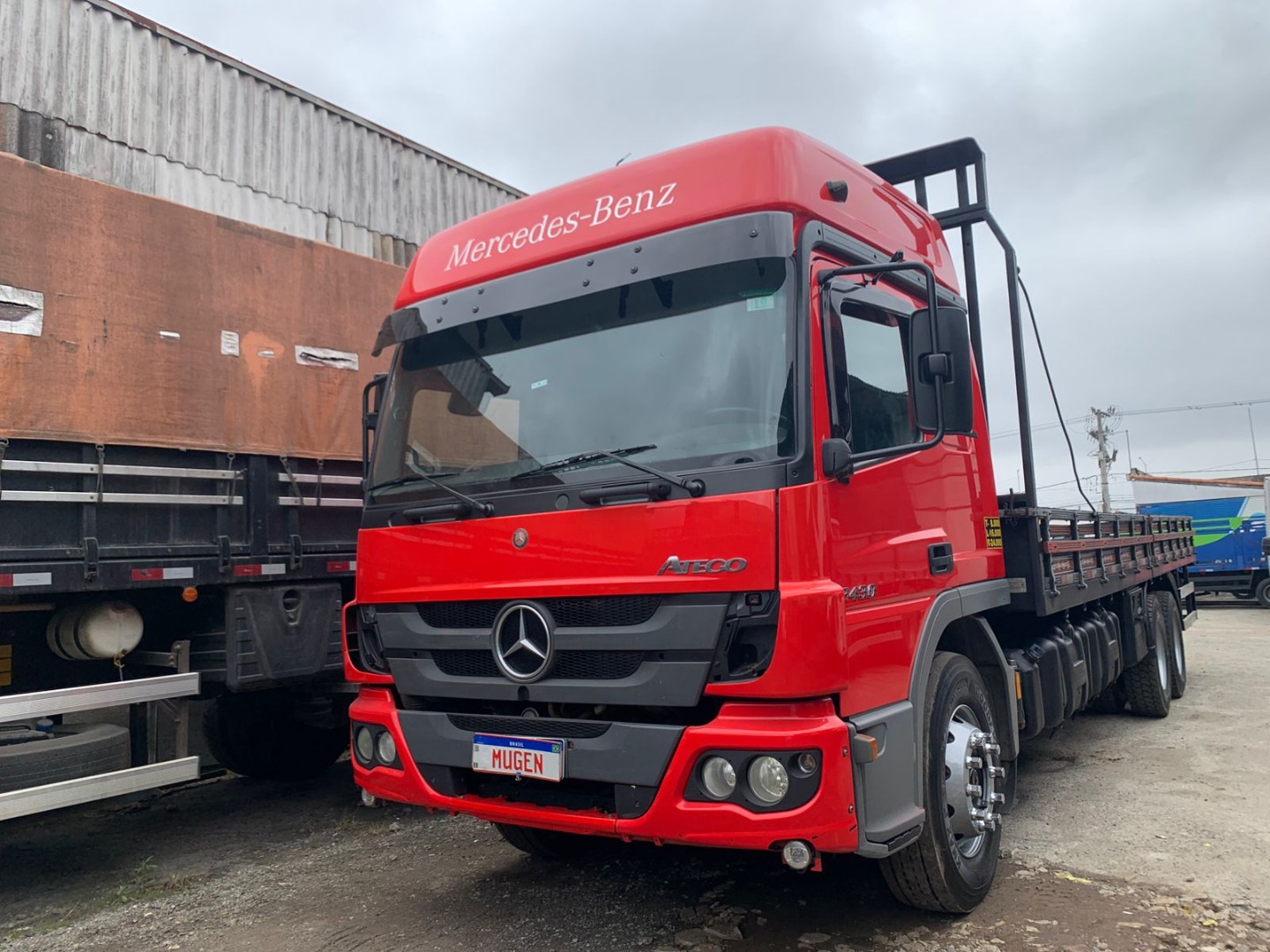MERCEDES BENZ Atego 2430 LEITO TETO ALTO VERMELHA - 2020/2020 - foto 1