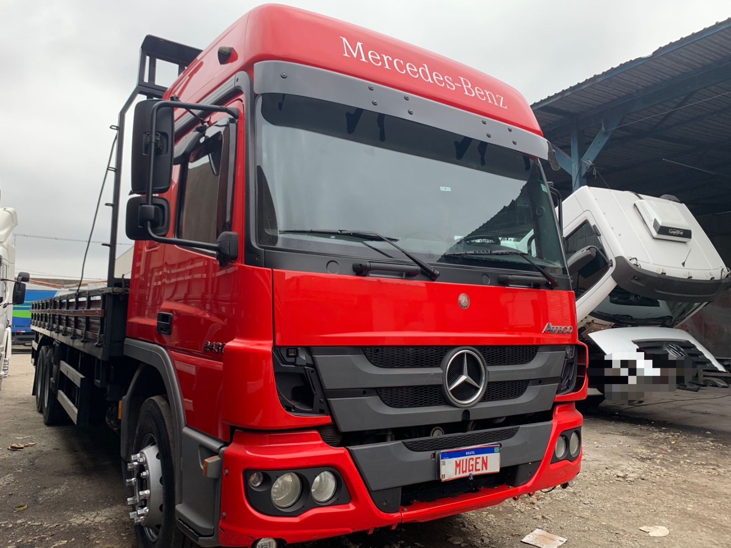 MERCEDES BENZ Atego 2430 LEITO TETO ALTO VERMELHA - 2020/2020 - foto 2