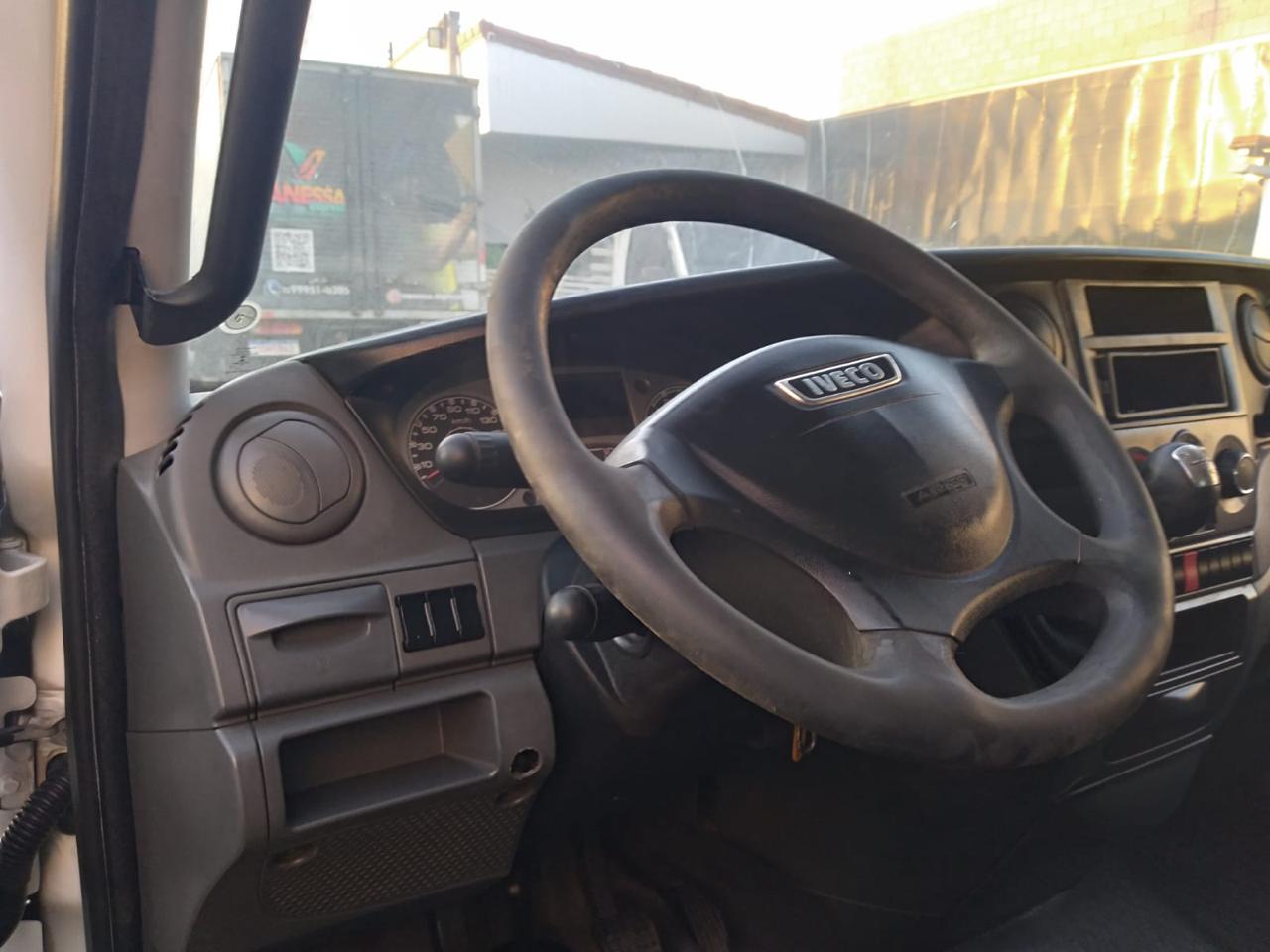 IVECO DAILY 35S14 COM BAÚ BRANCA - 2018/2018 - foto 9