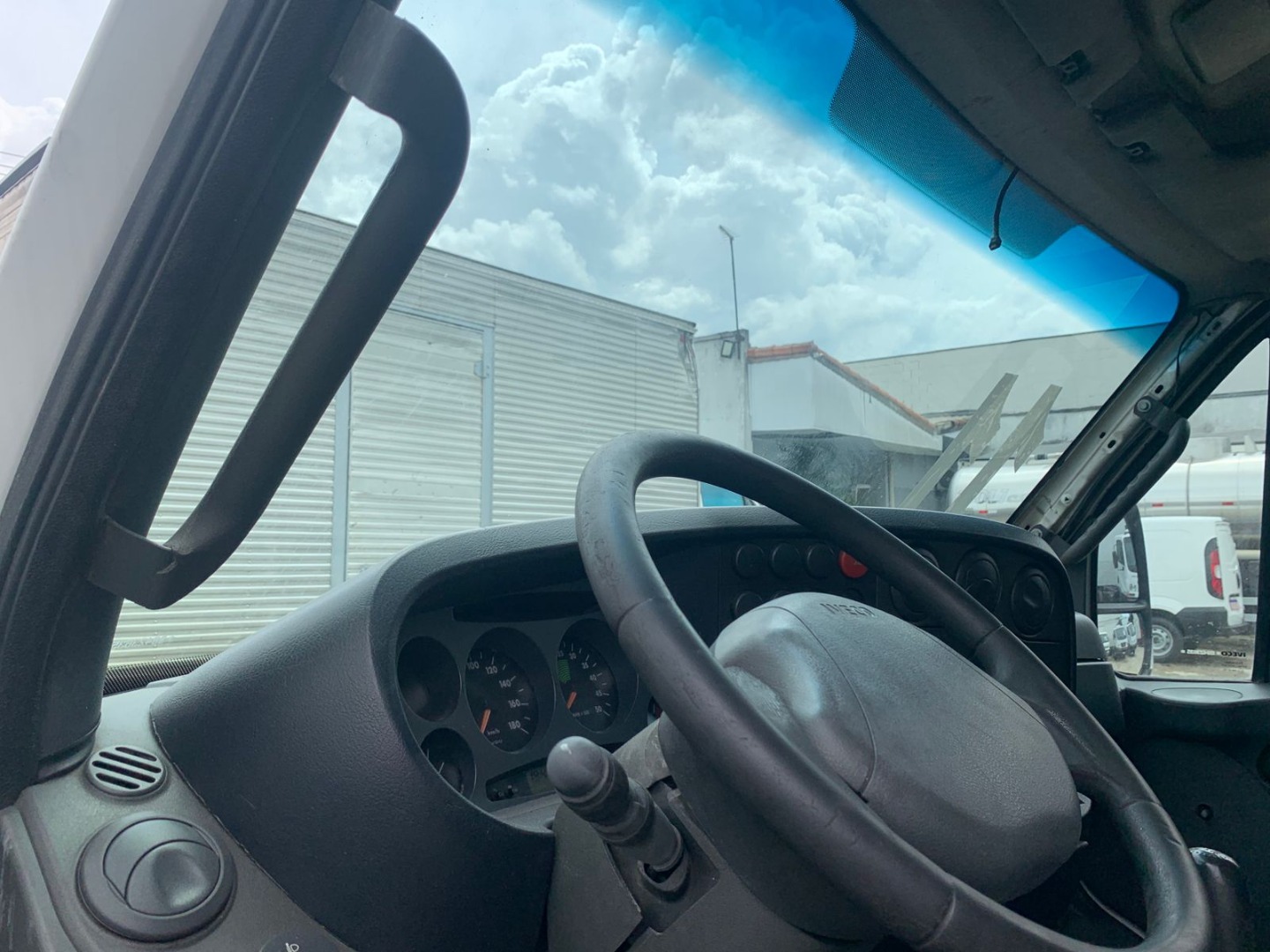 IVECO DAILY 35S14 COM BAÚ BRANCA - 2011/2011 - foto 8