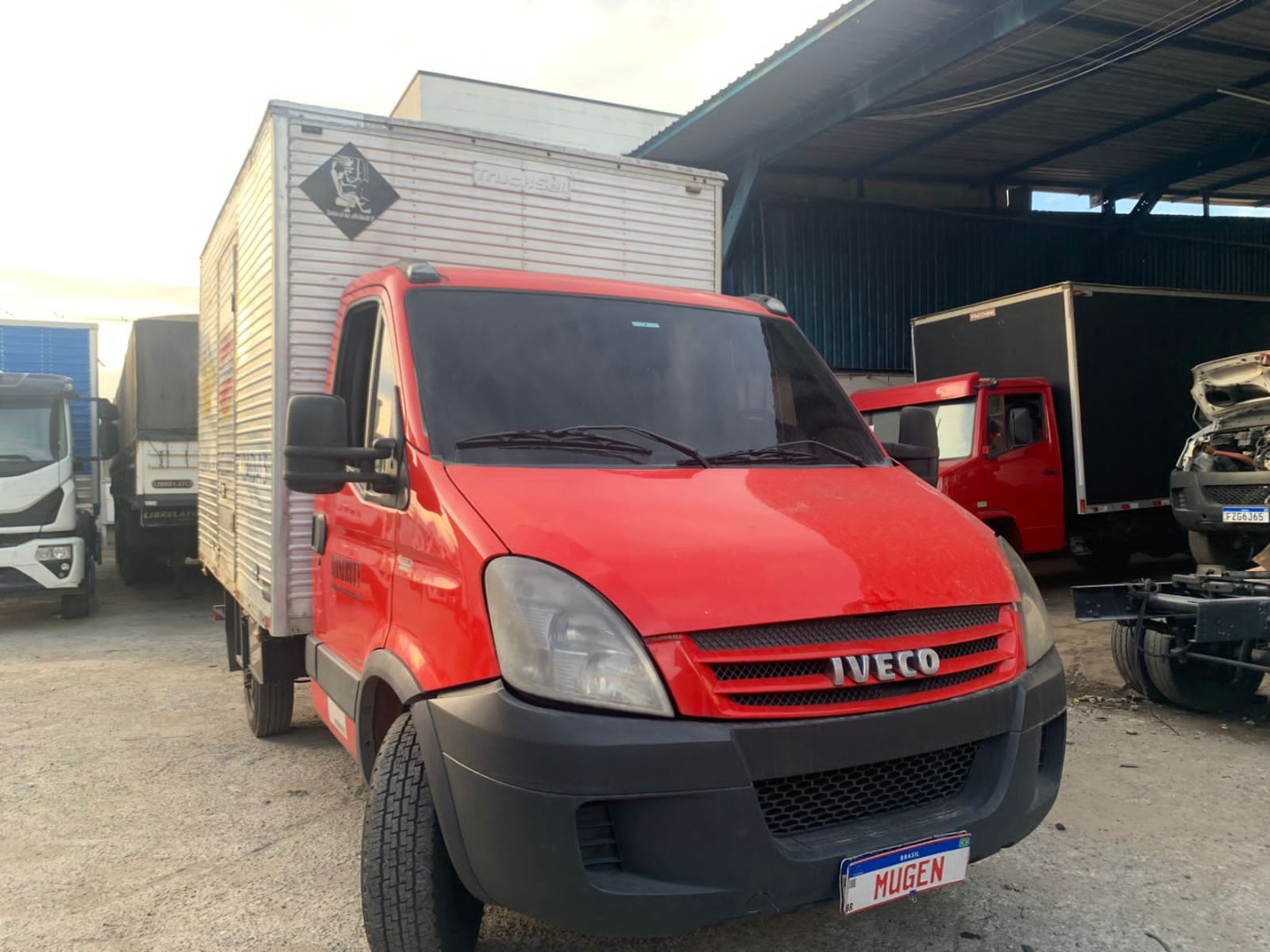 IVECO DAILY 35S14 COM BAÚ VERMELHA - 2011/2011 - foto 2