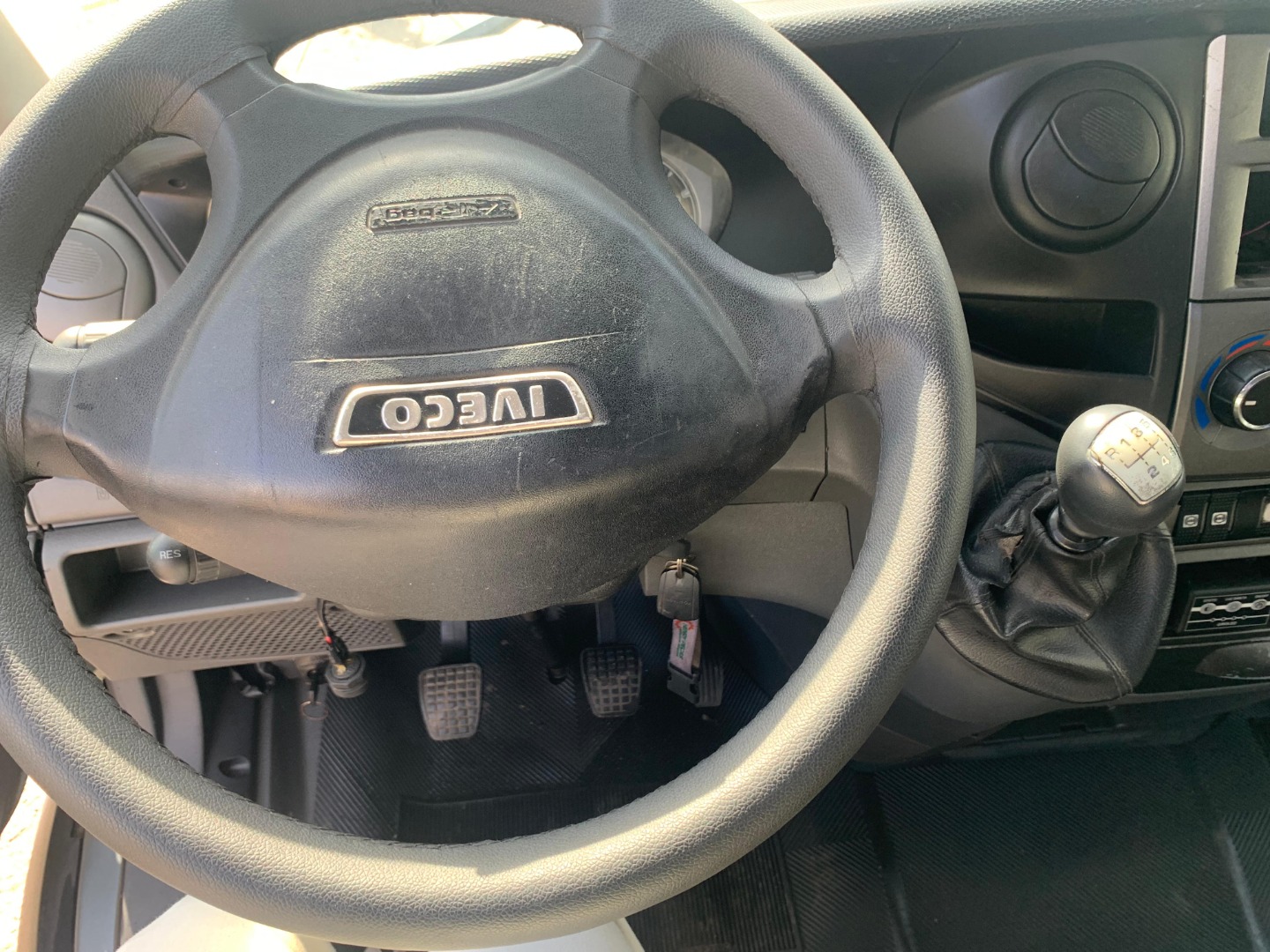 IVECO DAILY 35S14 COM PLATAFORMA GUINCHO PRATA - 2015/2015 - foto 9