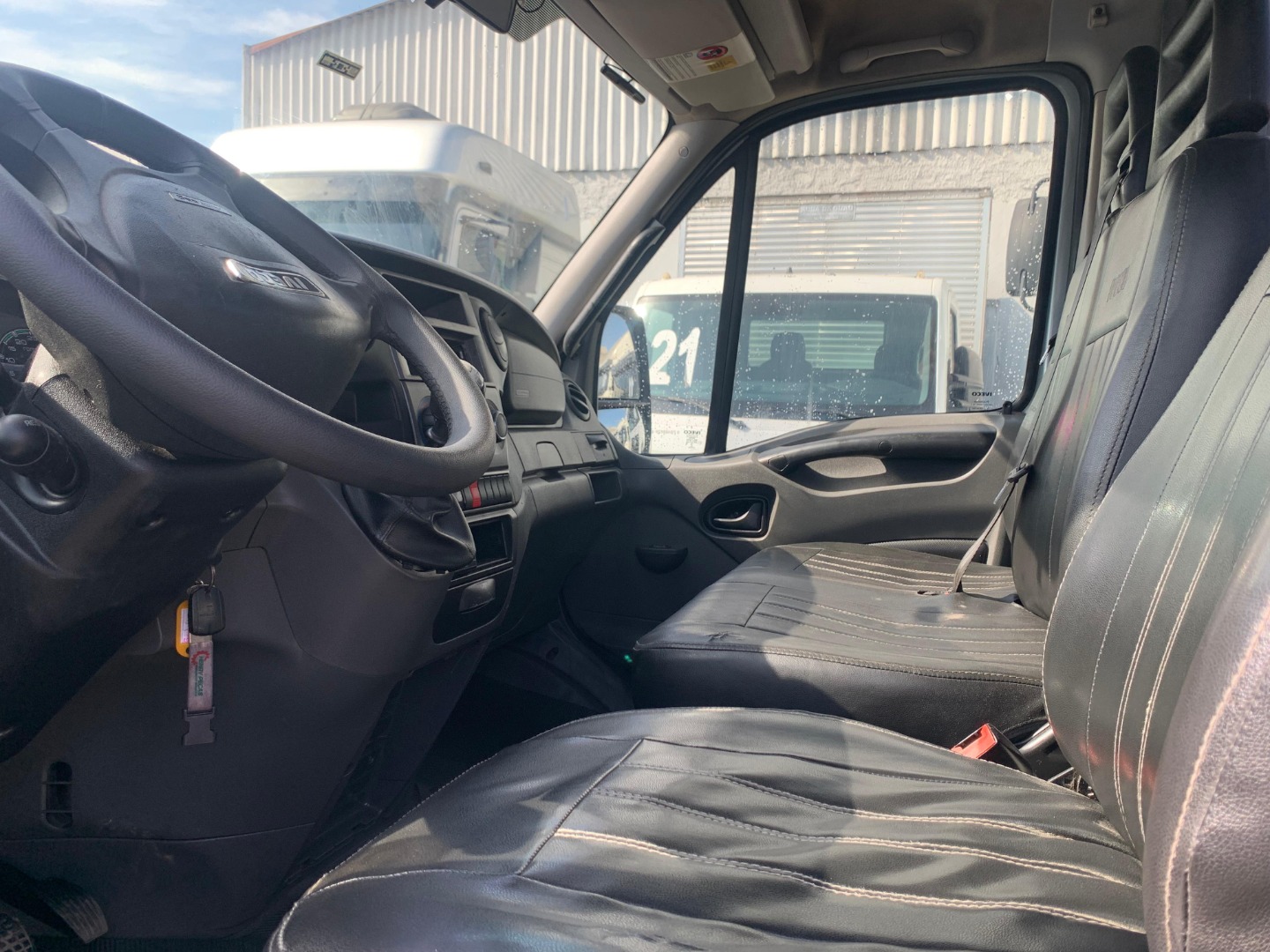 IVECO DAILY 35S14 COM PLATAFORMA GUINCHO PRATA - 2015/2015 - foto 8