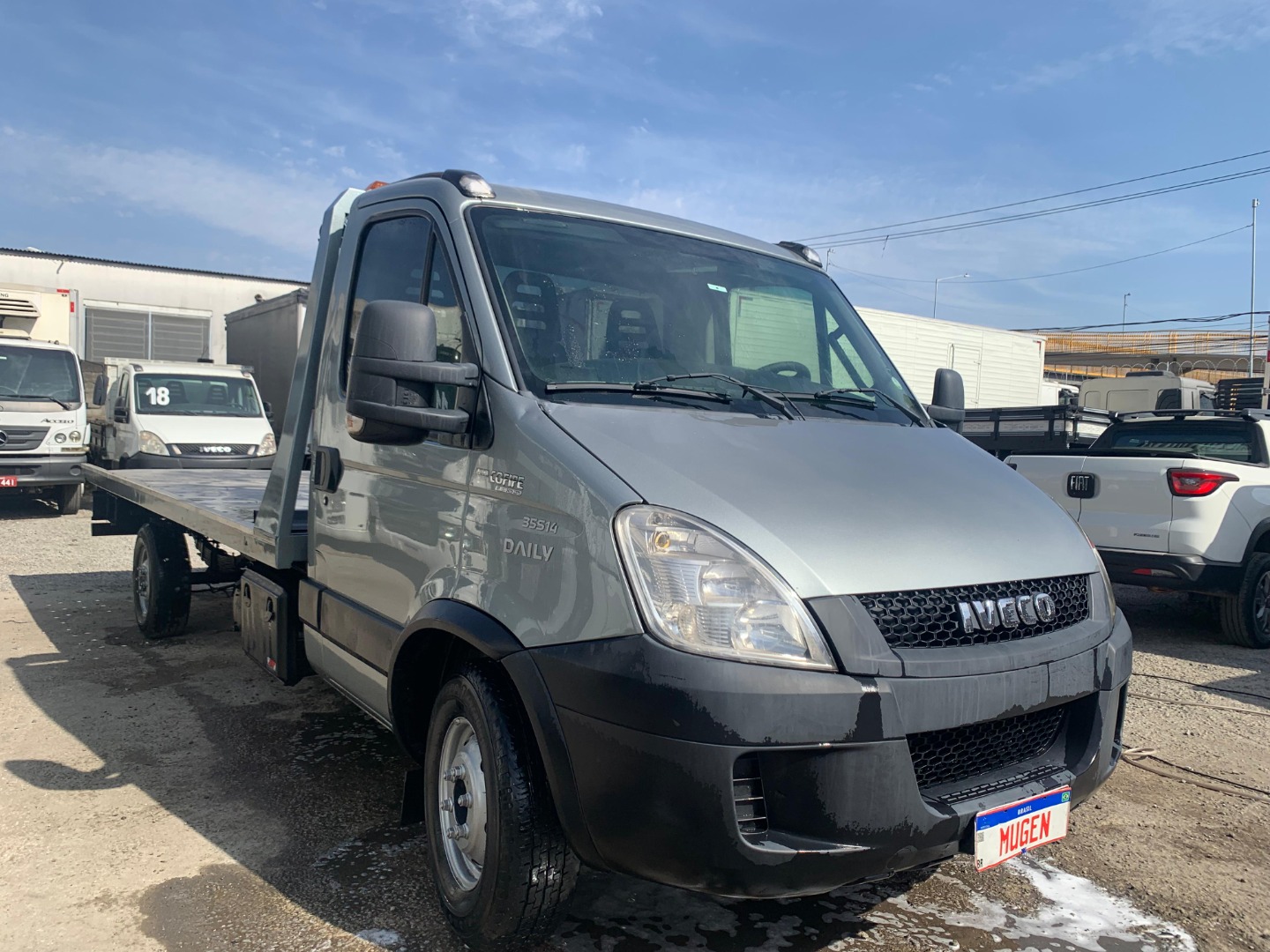 IVECO DAILY 35S14 COM PLATAFORMA GUINCHO PRATA - 2015/2015 - foto 2