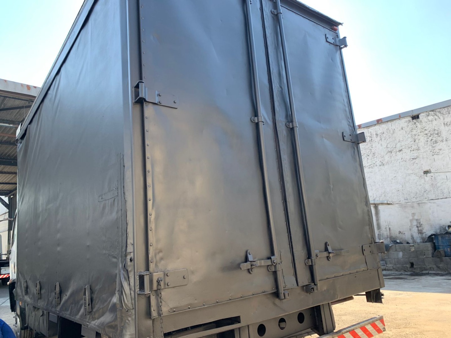 MERCEDES BENZ ACCELO 915 COM BAÚ SIDER BRANCA - 2010/2010 - foto 6