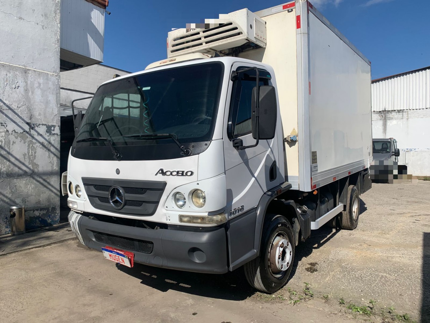 MERCEDES BENZ ACCELO 1016 COM BAÚ FRIGORÍFICO BRANCA - 2017/2018 - foto 1