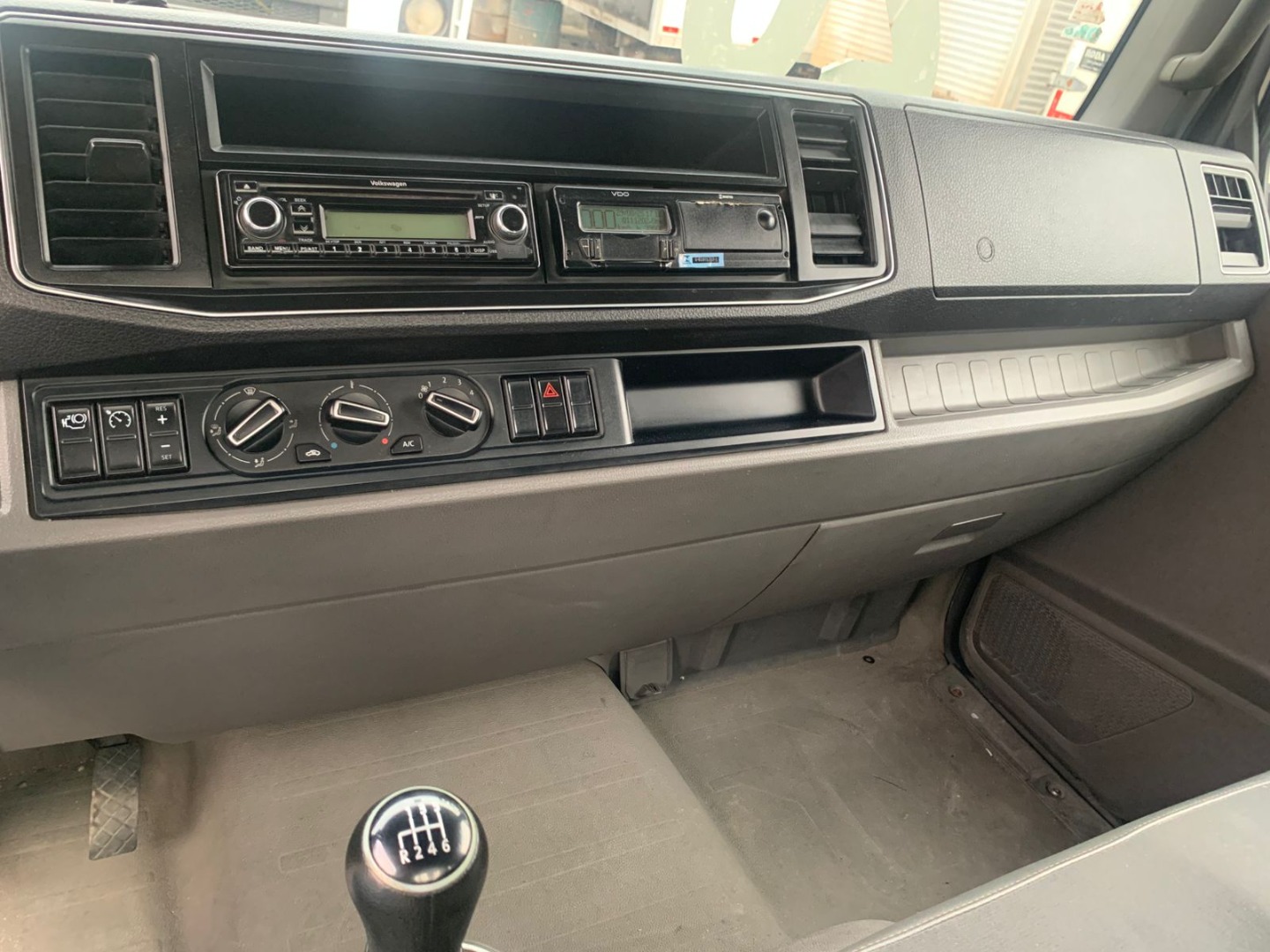 VOLKSWAGEN 13.180 DELIVERY 6X2 BRANCA - 2019/2020 - foto 6