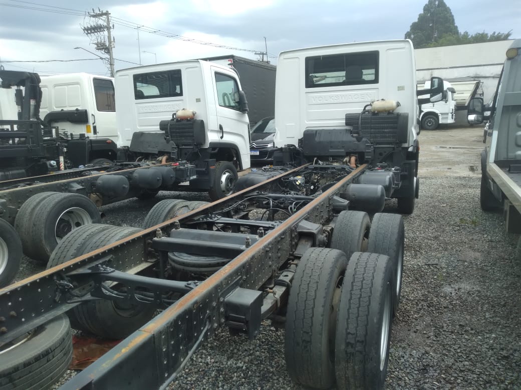 VOLKSWAGEN 13.180 DELIVERY 6X2 BRANCA - 2019/2020 - foto 4