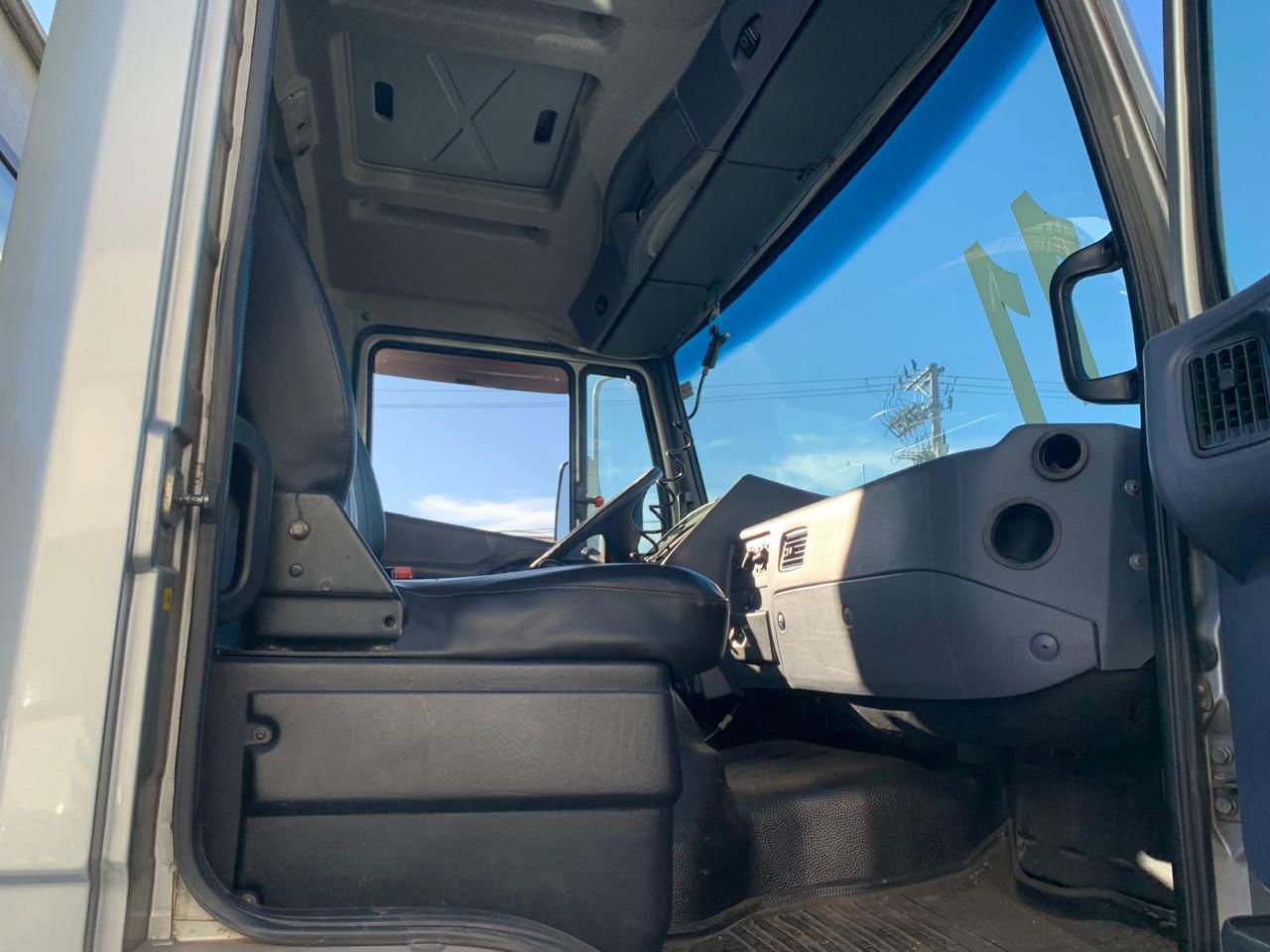 MERCEDES BENZ 1718 COM CARROCERIA E CABINE SUPLEMENTAR PRATA - 2010/2011 - foto 9