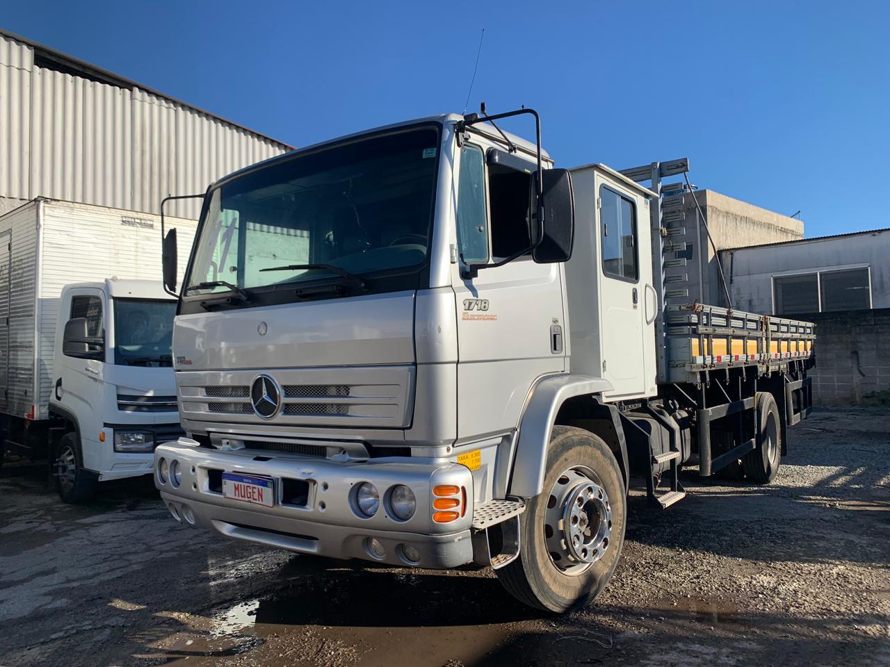 MERCEDES BENZ 1718 COM CARROCERIA E CABINE SUPLEMENTAR PRATA - 2010/2011 - foto 1