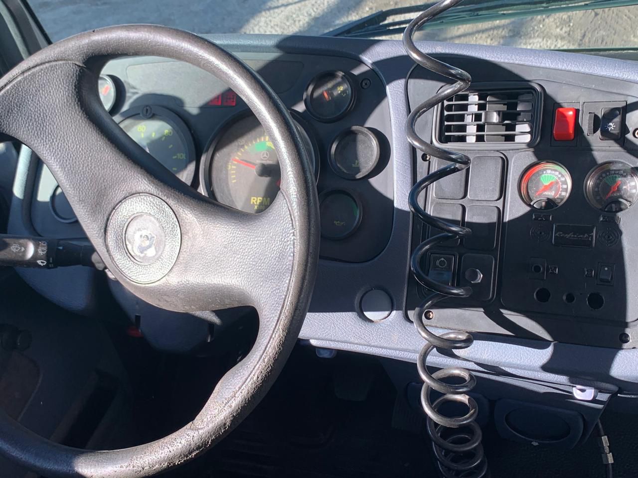 MERCEDES BENZ 1718 COM CARROCERIA E CABINE SUPLEMENTAR PRATA - 2010/2011 - foto 10