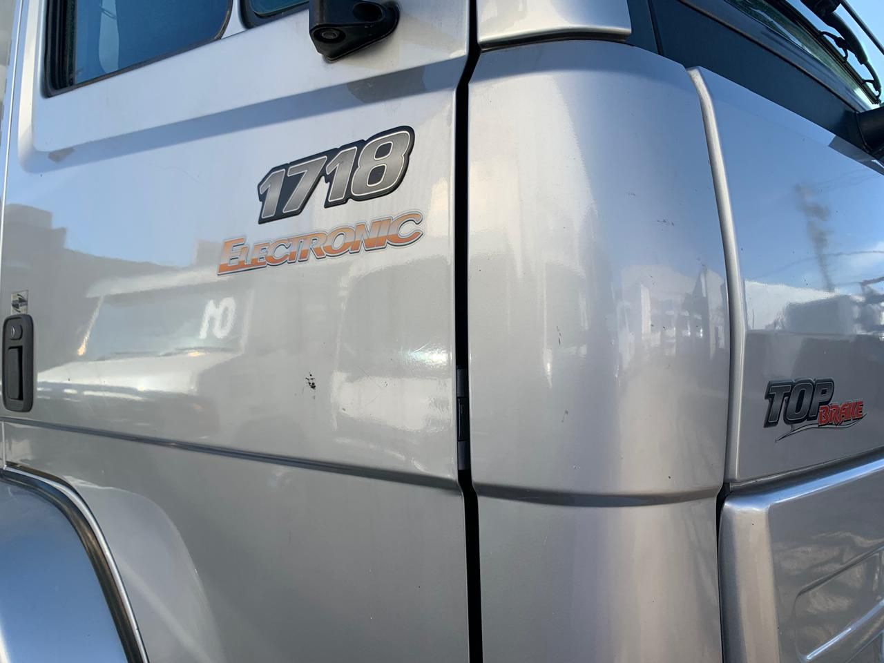 MERCEDES BENZ 1718 COM CARROCERIA E CABINE SUPLEMENTAR PRATA - 2010/2011 - foto 8