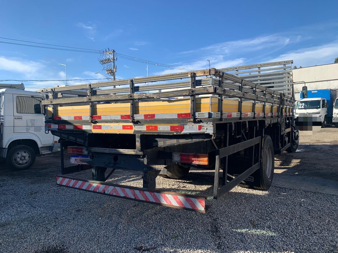 MERCEDES BENZ 1718 COM CARROCERIA E CABINE SUPLEMENTAR PRATA - 2010/2011 - foto 7