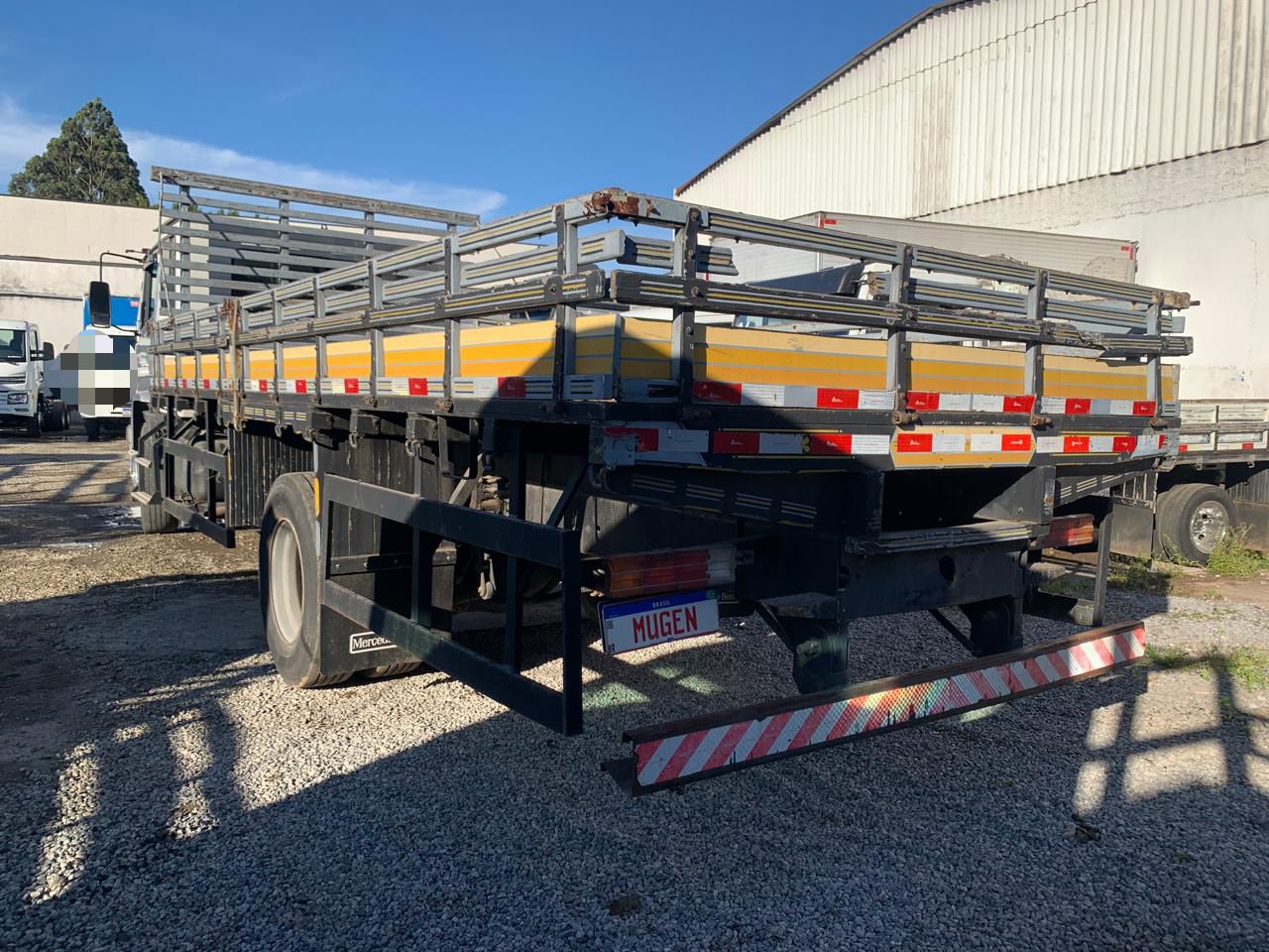 MERCEDES BENZ 1718 COM CARROCERIA E CABINE SUPLEMENTAR PRATA - 2010/2011 - foto 5