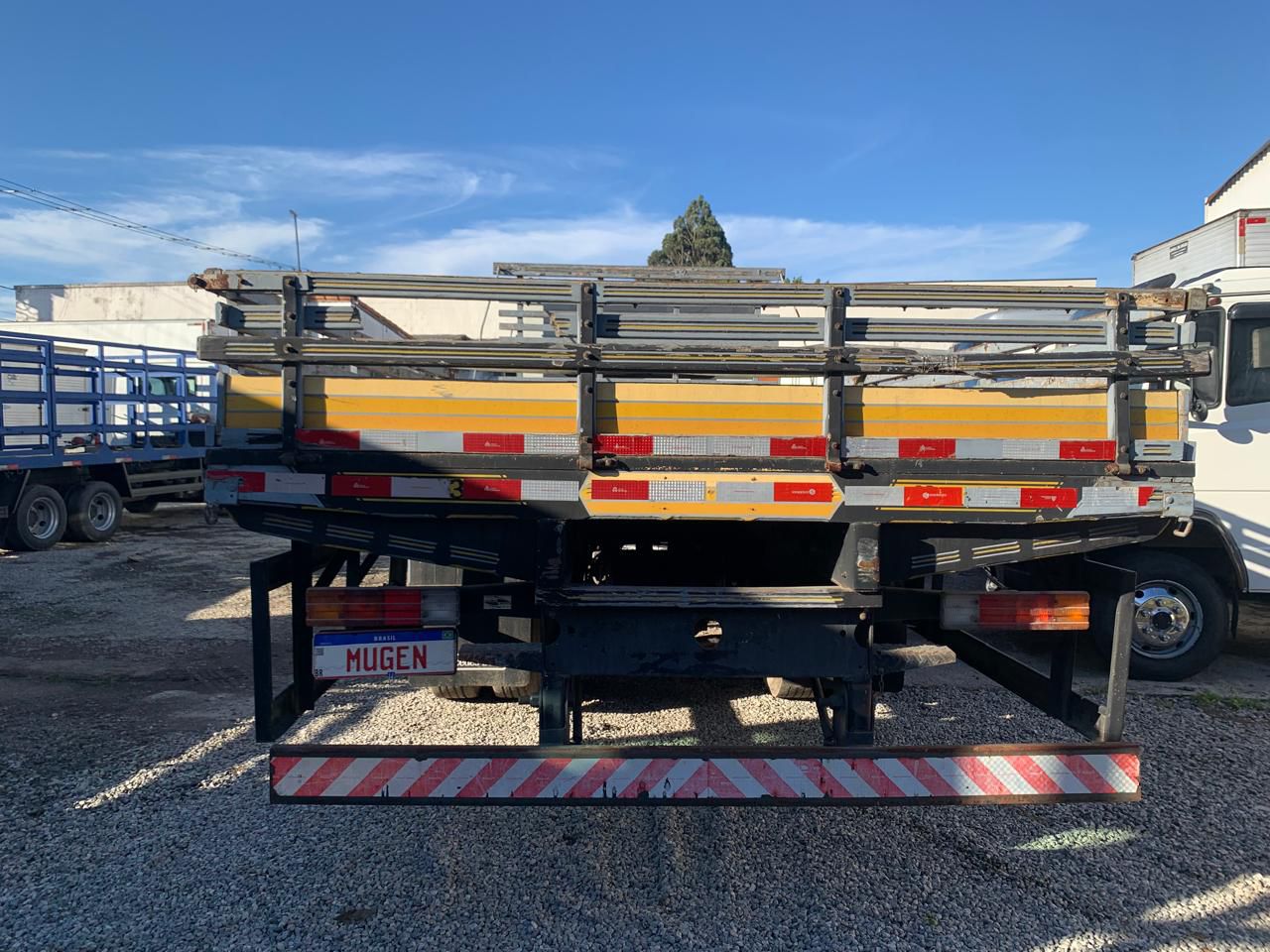 MERCEDES BENZ 1718 COM CARROCERIA E CABINE SUPLEMENTAR PRATA - 2010/2011 - foto 6