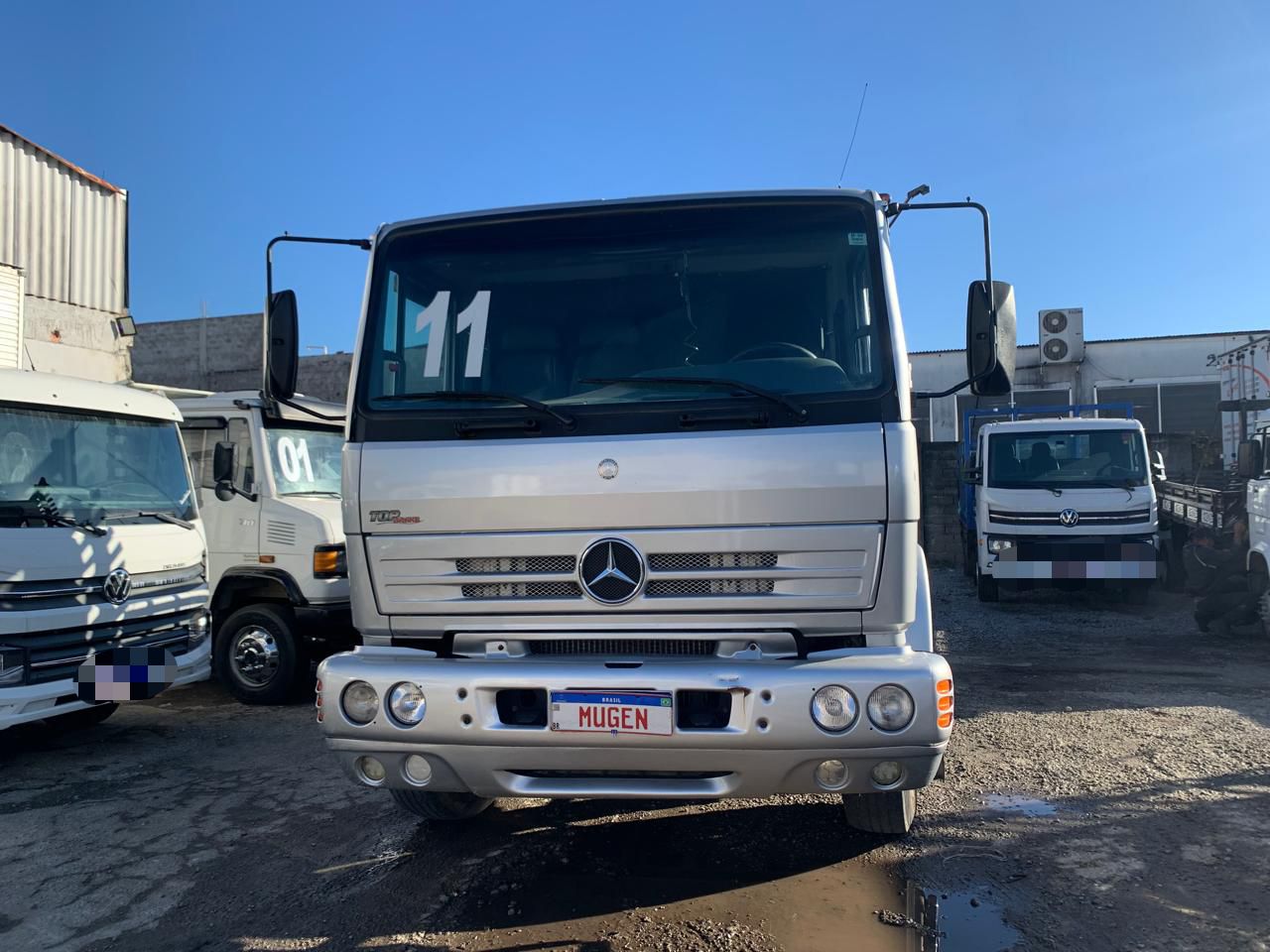 MERCEDES BENZ 1718 COM CARROCERIA E CABINE SUPLEMENTAR PRATA - 2010/2011 - foto 2