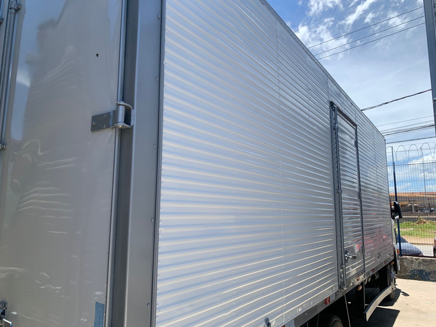 VOLKSWAGEN 11.180 DELIVERY COM BAÚ BRANCA - 2021/2022 - foto 4