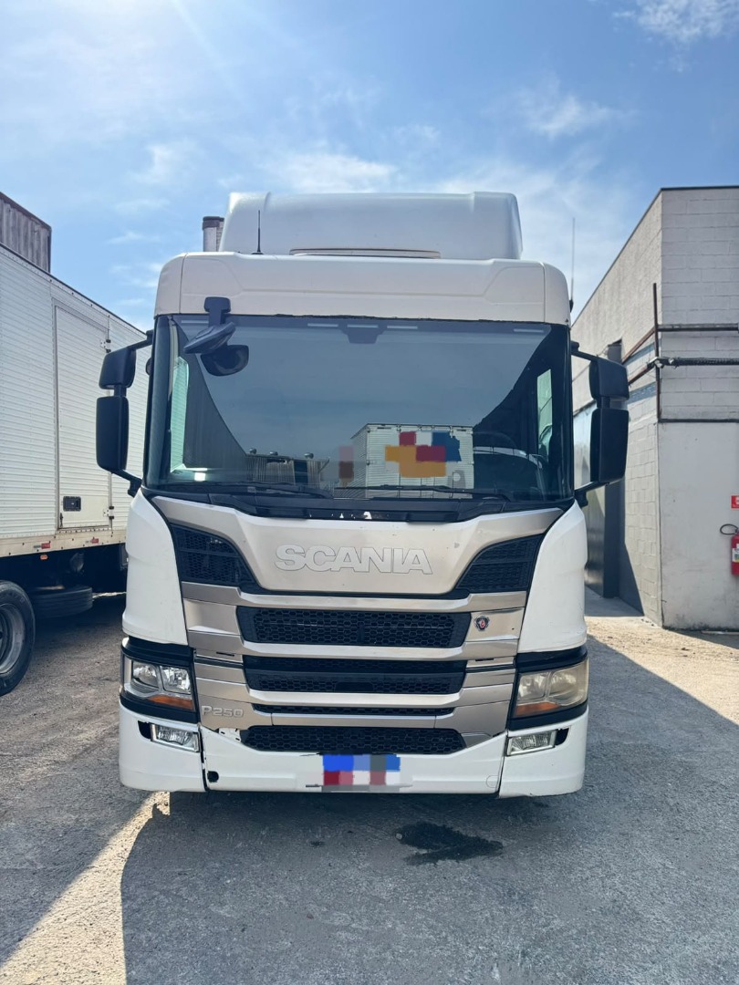 SCANIA P 250 BAÚ ALUMÍNIO 8,50 M BRANCA - 2020/2021 - foto 1