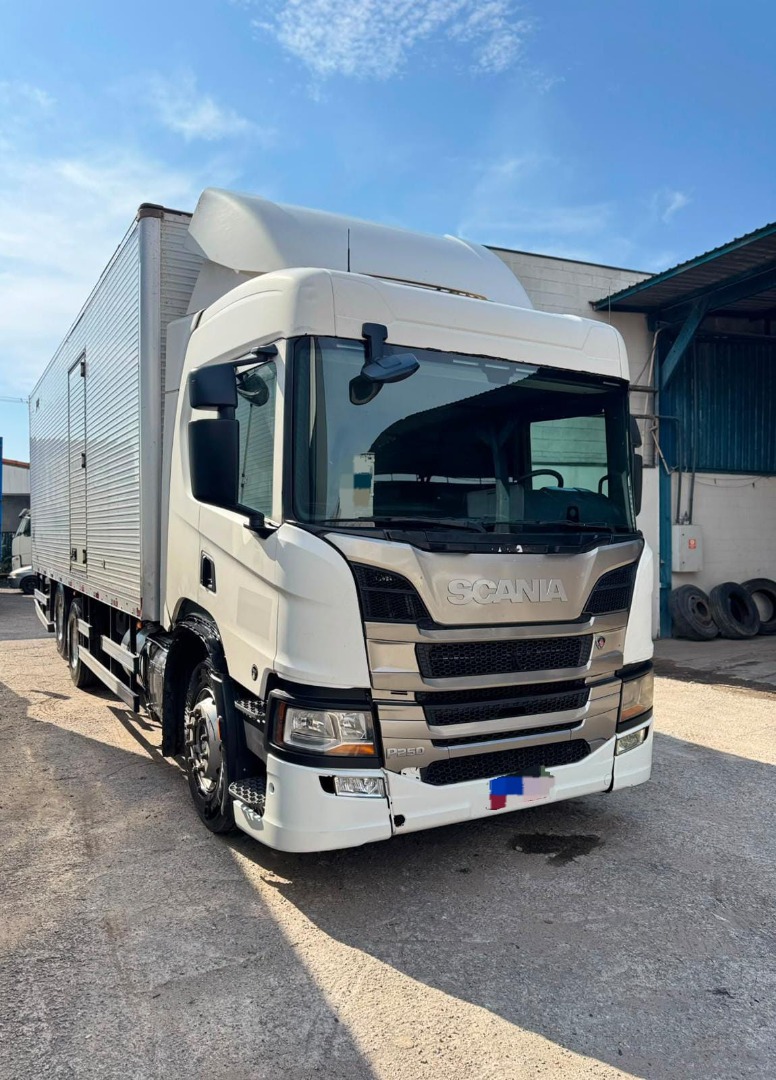 SCANIA P 250 BAÚ ALUMÍNIO 8,50 M BRANCA - 2020/2021 - foto 2