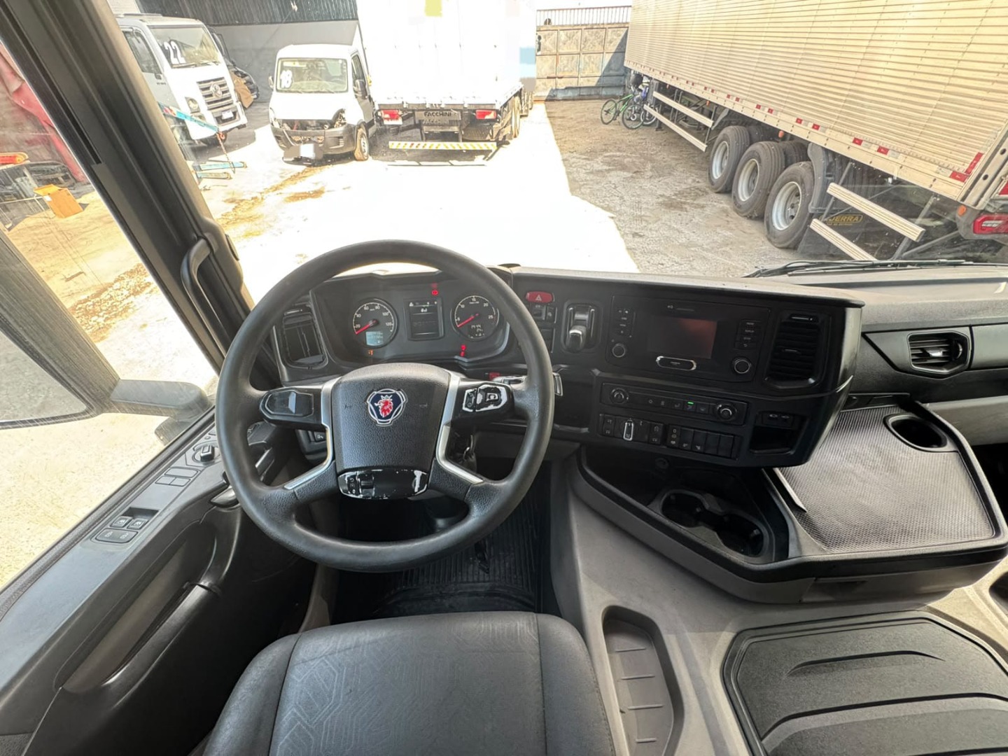 SCANIA P 250 BAÚ ALUMÍNIO 8,50 M BRANCA - 2020/2021 - foto 4