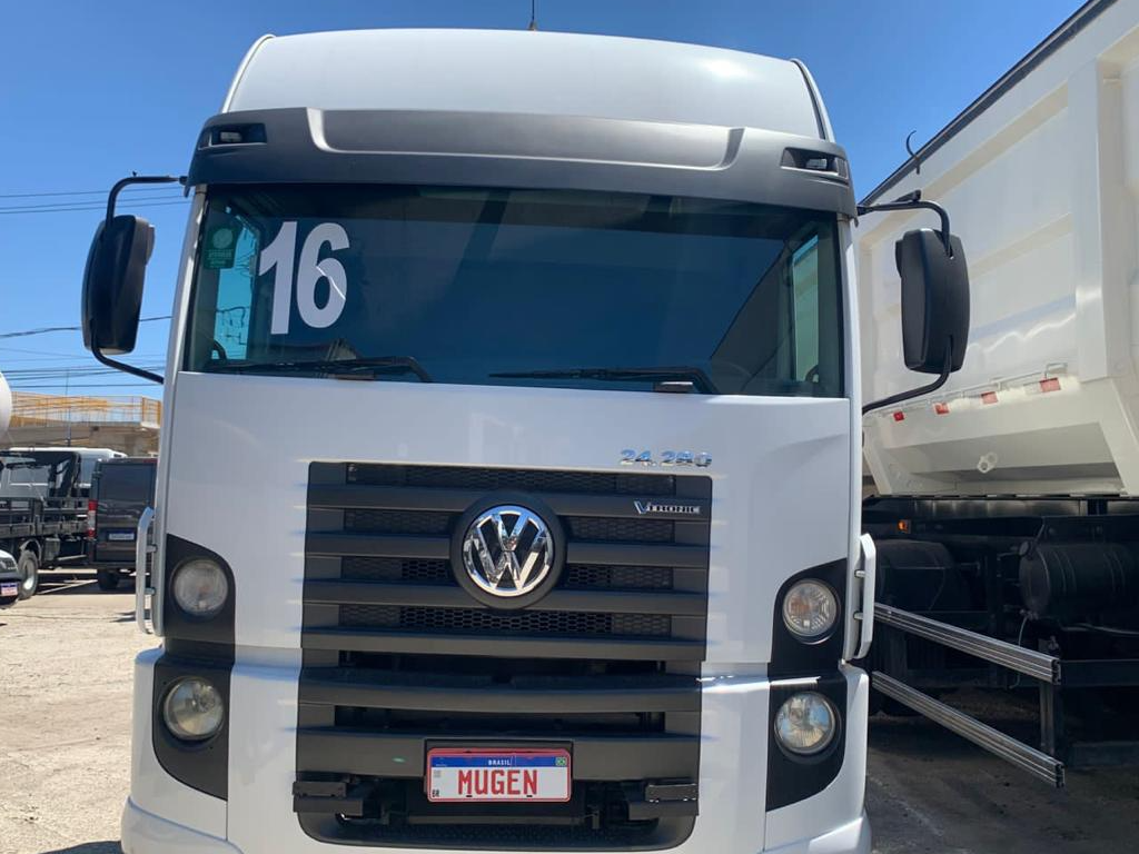 VOLKSWAGEN 24.280 LEITO TETO ALTO COM TANQUE BRANCA