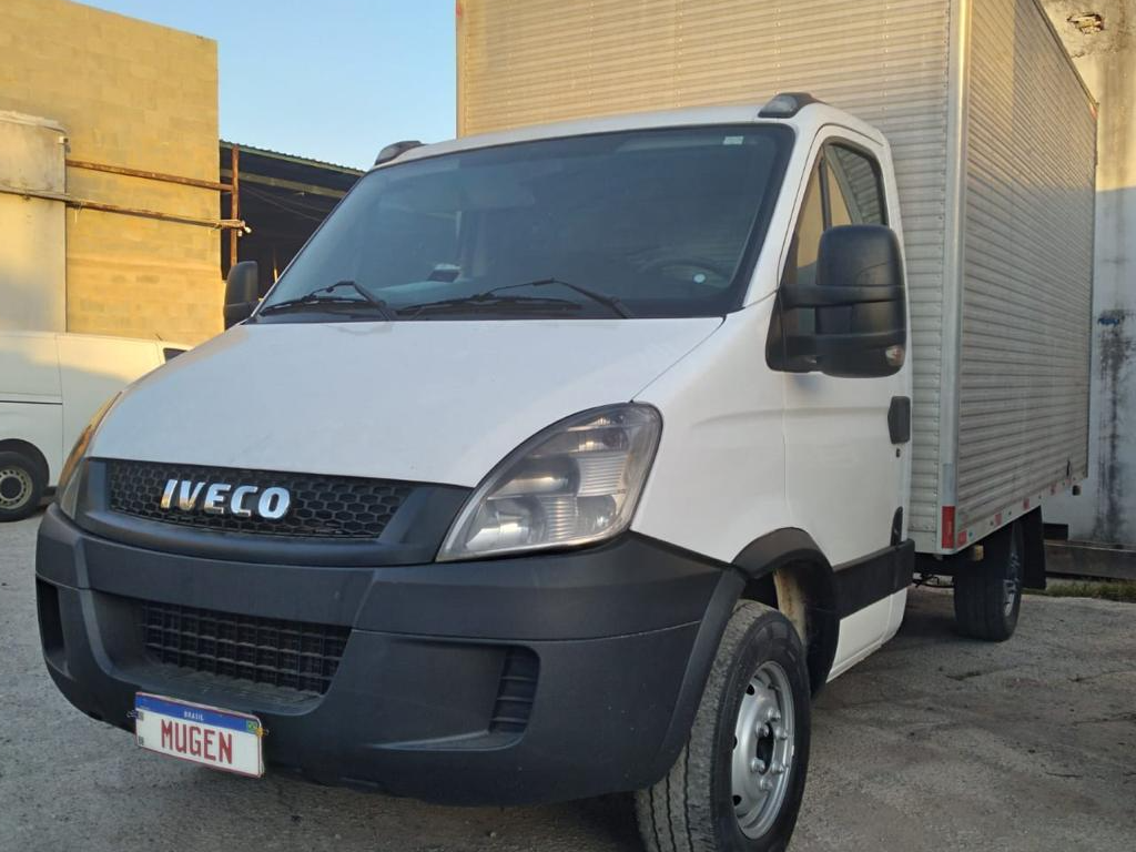 IVECO DAILY 35S14 COM BAÚ BRANCA