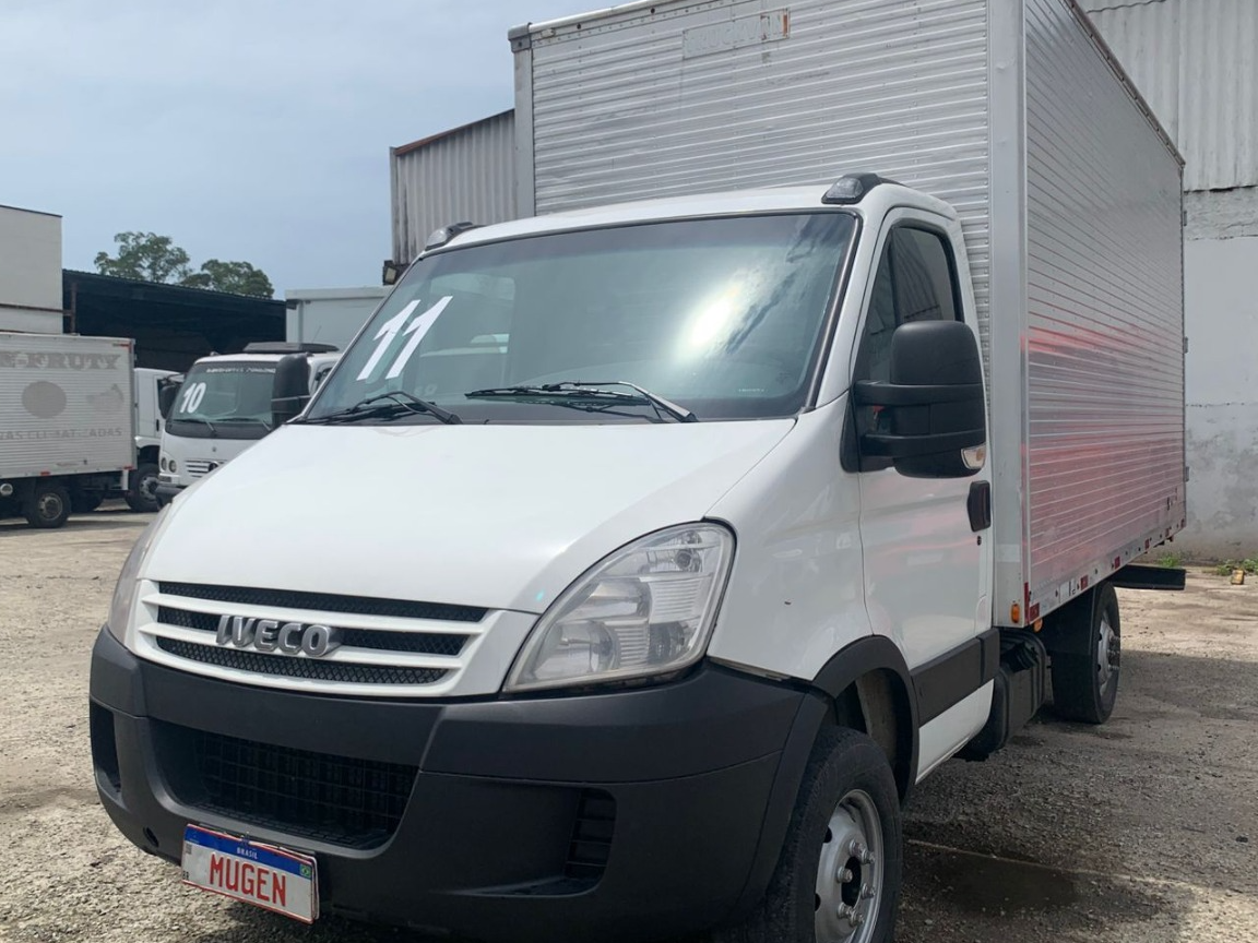 IVECO DAILY 35S14 COM BAÚ BRANCA