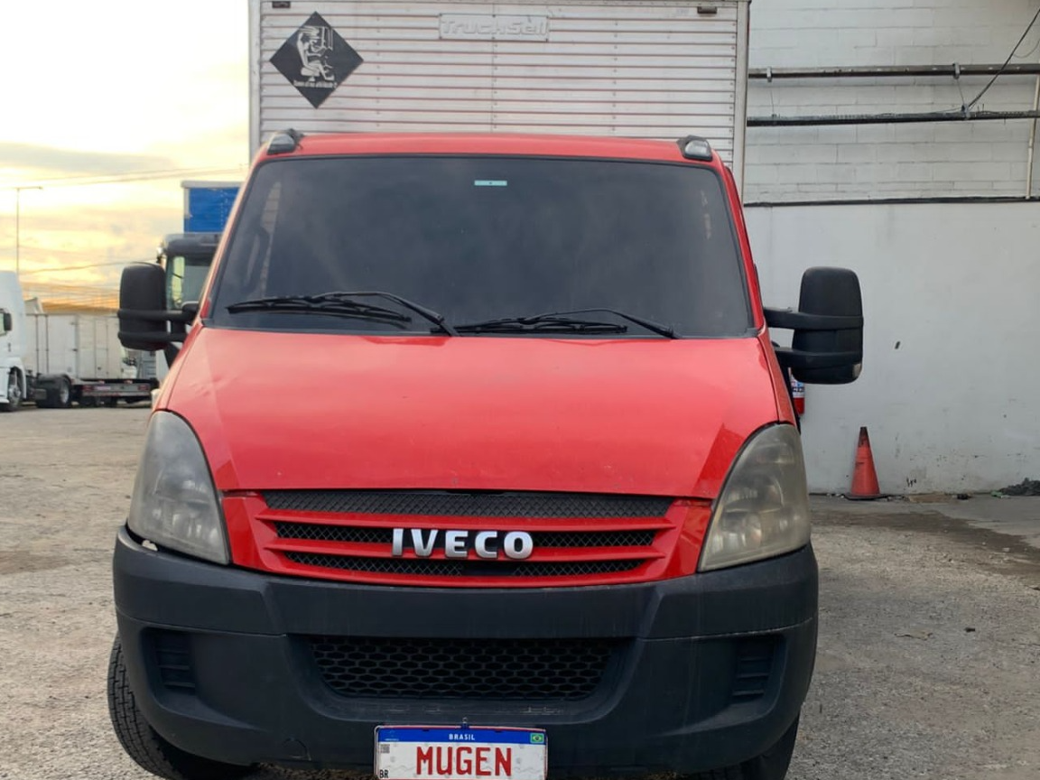 IVECO DAILY 35S14 COM BAÚ VERMELHA