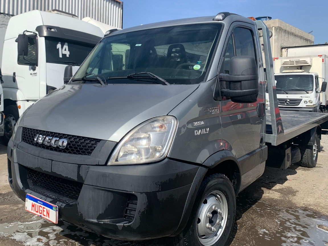 IVECO DAILY 35S14 COM PLATAFORMA GUINCHO PRATA