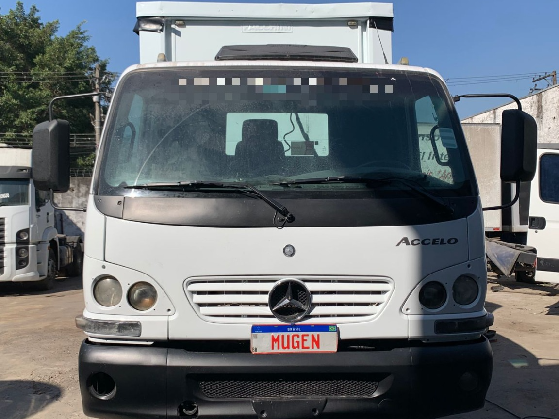 MERCEDES BENZ ACCELO 915 COM BAÚ SIDER BRANCA