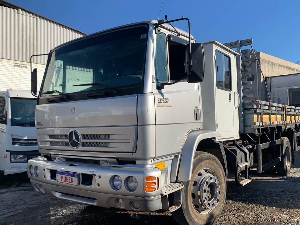 MERCEDES BENZ 1718 COM CARROCERIA E CABINE SUPLEMENTAR PRATA