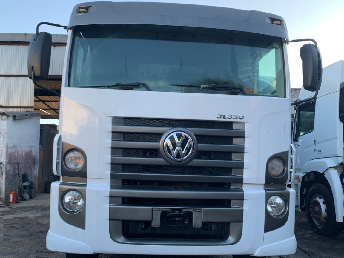 VOLKSWAGEN 31.330 BASCULANTE BRANCA